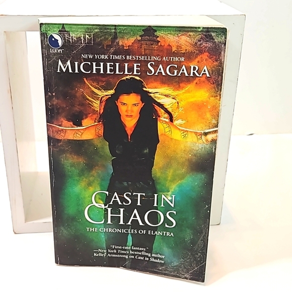 Luna Book CAST IN CHAOS THE chronicles of Elantra Michelle Sagara 2010 Paperback - Picture 1 of 17